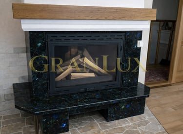 Камін з лабрадориту