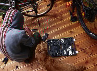 Rami tijdens reparatie van een fiets in Amsterdam