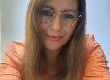Fotografía de la Psicóloga Nayeli Ramos. Mira de enfrente con una cara agradable,. Se ve amable.