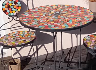 chaises et table mosaïque recyclage ateliers créatifs terres de papiers