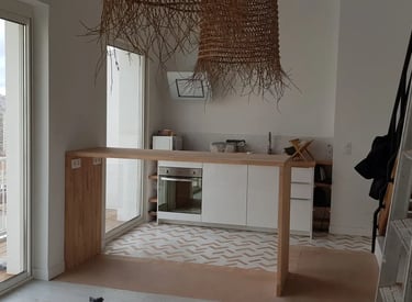 Pose de cuisine ouverte sur séjour avec vue dégagée dans un appartement marseillais. Harenova