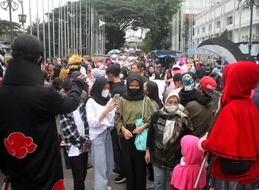wisatawan berswafoto bersama para cosplay yang memadati kawasan Jalan Ir. Sukarno, Kota Bandung