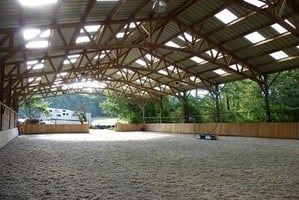Chalet eau vacances foret nature manege chevaux