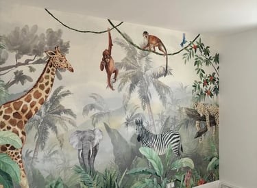 Papier peint mural jungle safari avec girafe, éléphant, zèbre et singes dans une chambre enfant.