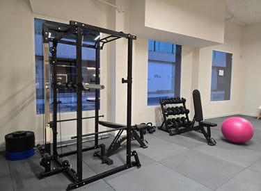 Sala de ejercicio terapéutico en Ikaika Salud Albacete para readaptación y fortalecimiento muscular.