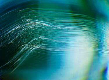 a close up of a blurry image of a wave