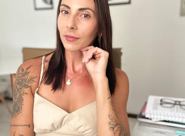 paula-sentada-com-a-mao-no-rosto-olhando-para-camera
