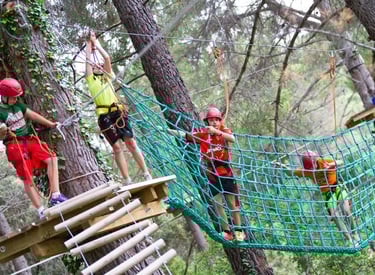niños jugando en un jardín de cuerdas