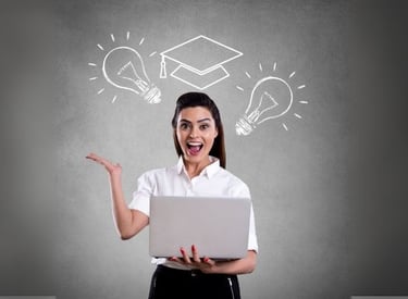 estudiante feliz con ordenador en la mano