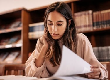 Estudiante en una biblioteca
