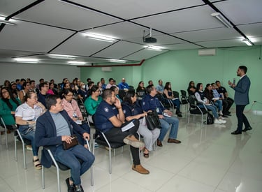 Grupo de servidores públicos en proceso de capacitación normativa