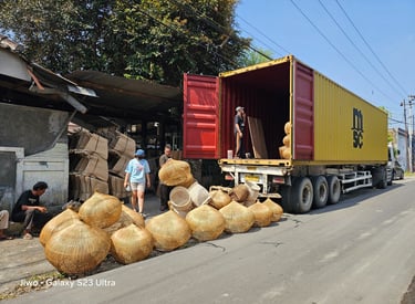 stuffing or loading furniture and handicraft into a 40'HC container at Primuss Furniture warehouse