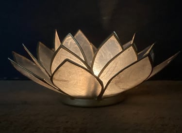 bougeoir lotus en capiz pour yoga