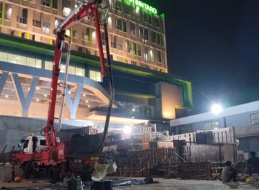 Seting pompa menunggu beton datang