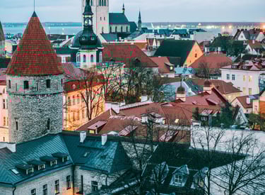 Tallinn, alte Gebäude und eine Kirchenfassade