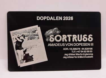 Black metal business card for Dopdalen 2026 featuring the Sortruss logo and custom laser etching.