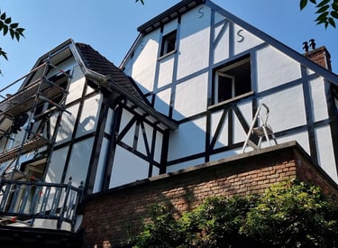 Witte Gevel bijpleistering van het huis met zwarte accenten, moderne stijl.