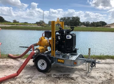 Bomba de agua industrial portátil sobre un remolque para desagüe en obra