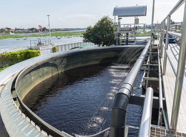 Planta industrial de tratamiento de aguas residuales con tanque de aireación circular.