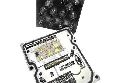 Modulo ABS siendo inspeccionado desde su parte interna de la electrónica para reparar su fallo