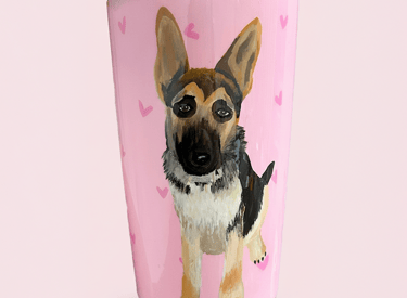 Vaso térmico con patrones de corazones, pintado a mano con retrato de un perro pastor alemán.