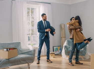 Casal feliz com a casa nova alugada e seu corretor de imóveis.