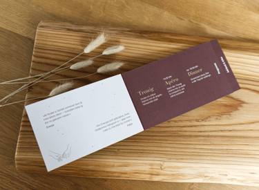 Mehrseitige Hochzeitseinladung mit unterschiedlich langen Seiten und Goldfolien.