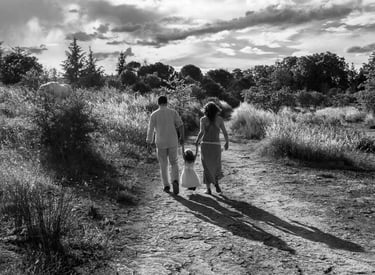 Séance photo famille à Montpellier en extérieur, moments naturels et spontanés