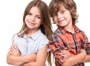 Portrait de deux enfants, un garçon et une fille, prêts pour une séance de sophrologie