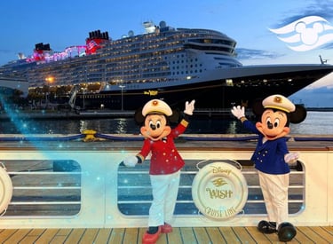 Mickey y Minnie Mouse con uniformes de capitán posando frente al crucero Disney Wish en el puerto