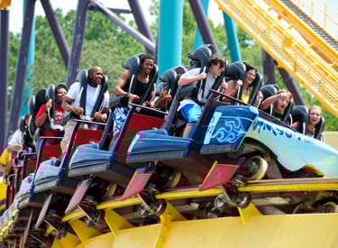 Personas emocionadas subiendo a una montaña rusa de alta velocidad en Universal Studios