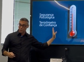 Apresentação sobre segurança psicológica e riscos psicossociais no trabalho.