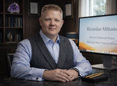 Холистический терапевт Ричардас Милюшис, специалист по энергетической медицине и терапии.