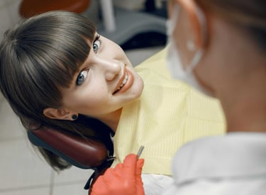 Paciente en consultorio dental, sonriendo