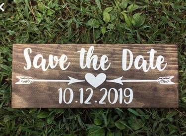 Letrero save the date para boda de madera entintada