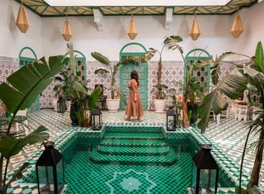 Mercado colorido em Marrakech, Marrocos, turistas explorando souks tradicionais.