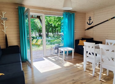 Przestrzenne wnętrze domku letniskowego latonafali z widokiem na piękną zieleń i słoneczny kierunek