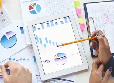 Varsayımlar yerine verilerle hareket eden, her adımı ölçülebilir kılan stratejik çözüm ortağı.