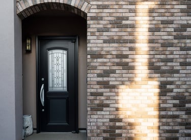 devanture de maison moderne zoom sur la porte d'entrée