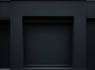 grande fenêtre aux volets roulants noirs fermés jusqu'en bas