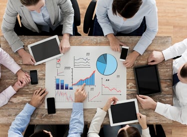 Réunion de travail autour de documents et données pour optimiser une stratégie