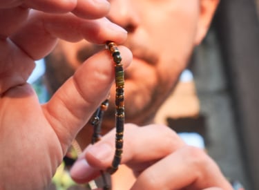 hombre mostrando pulsera en la mano