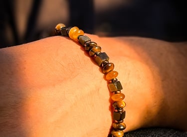 mano con pulsera en cubos de obsidiana