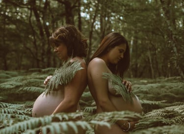 deux femmes enceintes nues dos a dos dans les fougères se cachant la poitrine en foret