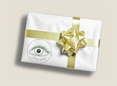 cadeau blanc entouré dans ruban doré avec le logo jaza photo