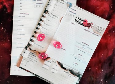 Dos fichas del sistema de rol "Amor de otro Mundo", con tres dados rosas de 10 caras sobre ellas