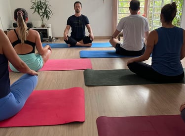 Curso completo de formação em Yoga com base tradicional, metodologia moderna e certificação Aliança do Yoga.