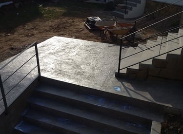 Escaleras de hormigón con acabado decorativo, ideal para exteriores y zonas de acceso.