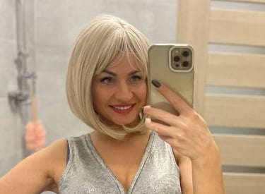 Patenkinta moteris, dėvinti blond kare peruką su kirpčiukais - parduodami perukai