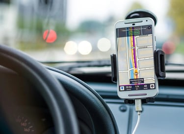 Tablero de un coche con un soporte para celular